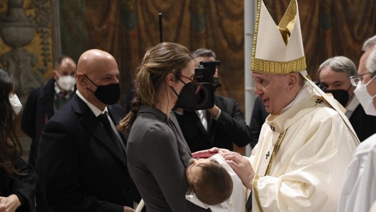 교황이 미사 말미에 아기를 안고 있는 한 엄마와 담소를 나누고 있다.