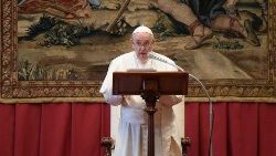 교황청 주재 외교단에게 연설하는 프란치스코 교황