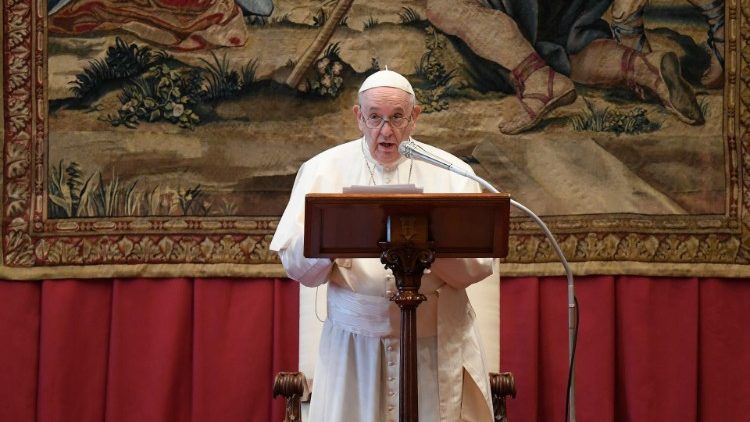교황청 주재 외교단에게 연설하는 프란치스코 교황