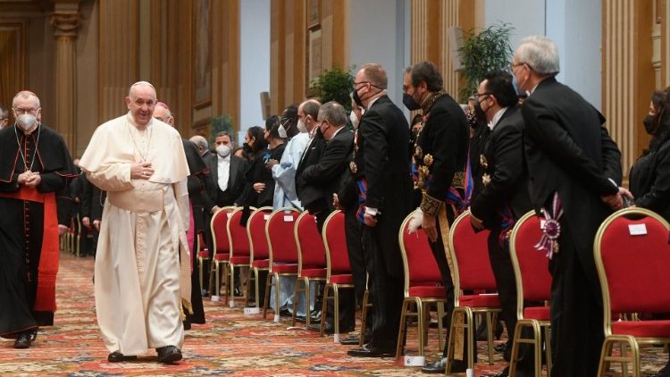 교황청 주재 외교단과 만나는 프란치스코 교황