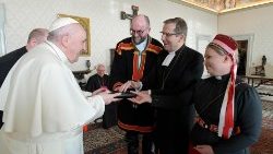 핀란드 교회일치운동 대표단과 인사하는 프란치스코 교황