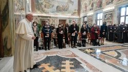 האפיפיור במהלך קבלת הפנים למשלחת של משמורת ארץ הקודש לרגל 100 שנות כתב-העת ״טרה סנטה״