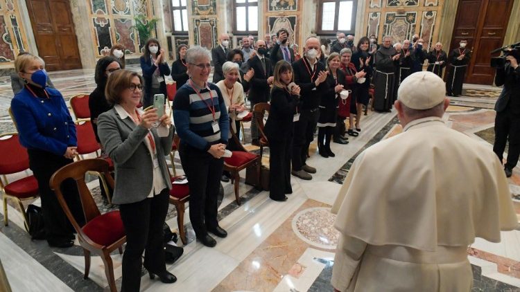 Comunicadores y colaboradores de la revista Tierra Santa en audiencia con el Papa