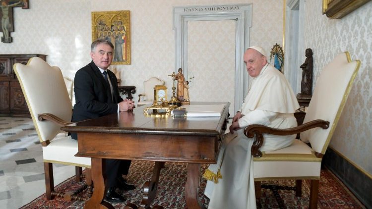 Le Pape François et Željko Komšić, président de la Bosnie-Herzégovine. 