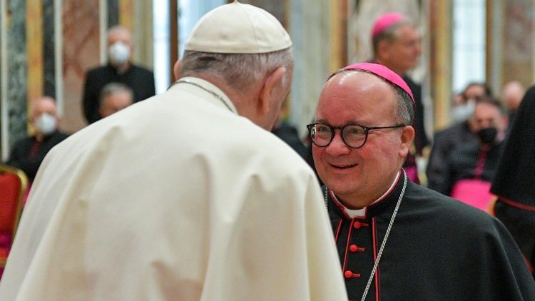 교황청 신앙교리성 차관보 찰스 시클루나 대주교를 만나는 교황