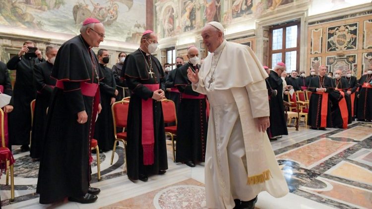 Papst Franziskus empfing diesen Freitag die Teilnehmer der Vollversammmlung der Glaubenskongregation im Vatikan, u.a. den Regensburger Bischof Rudolf Voderholder (links)