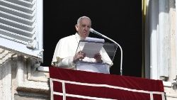 Папа падчас малітвы Анёл Панскі ў Ватыкане