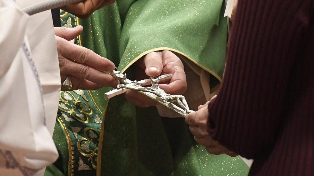 Os catequistas receberam uma cruz