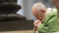 Papst Franziskus im Gebet (beim Gottesdienst zum Bibelsonntag 2023) 