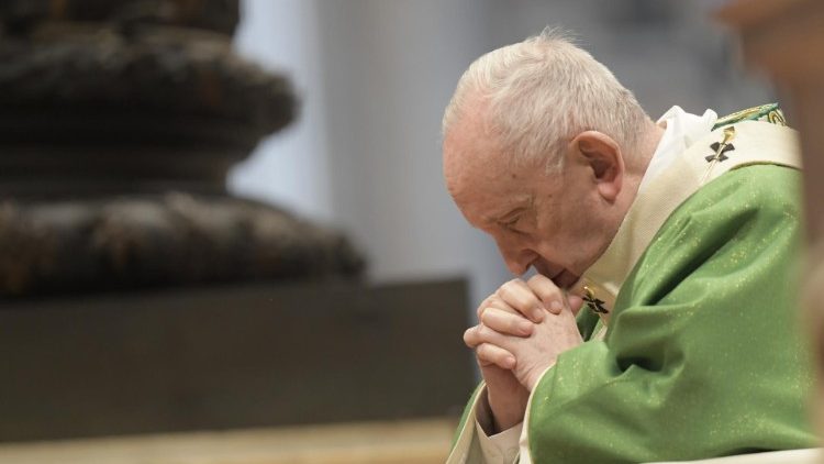 Papst Franziskus im Gebet (beim Gottesdienst zum Bibelsonntag 2023) 