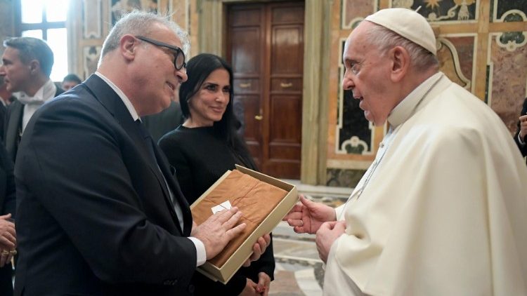 Ferenc pápa az Olasz Bőrvegyészek Szövetségének tagjaival