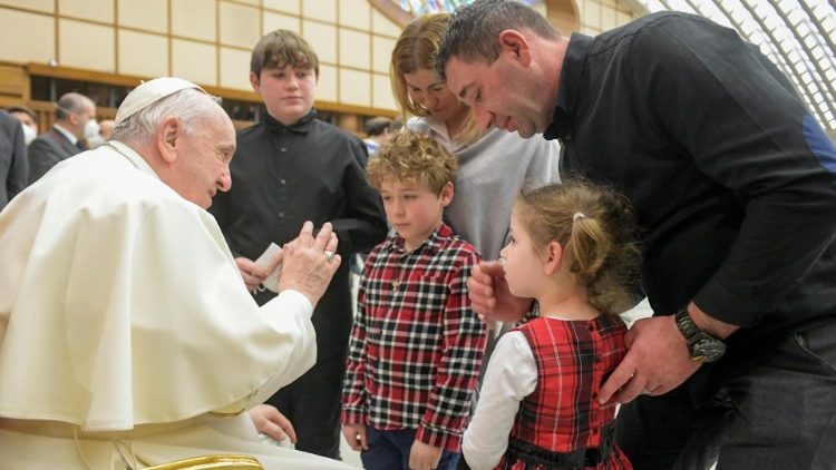 Le Pape rencontre une famille lors de l'audience générale du 2 février 2022, en Salle Paul VI du Vatican. 
