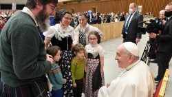 Il Papa benedice una famiglia (foto d'archivio)