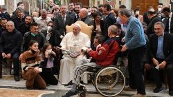 O Papa com um grupo da Fundação Casa do Espírito e das Artes de Milão