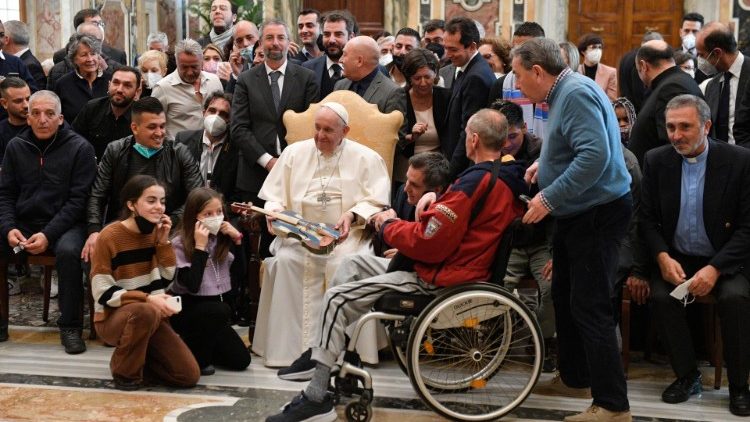 Ferenc pápa a Lélek és a Művészetek Háza Alapítvány képviselőivel