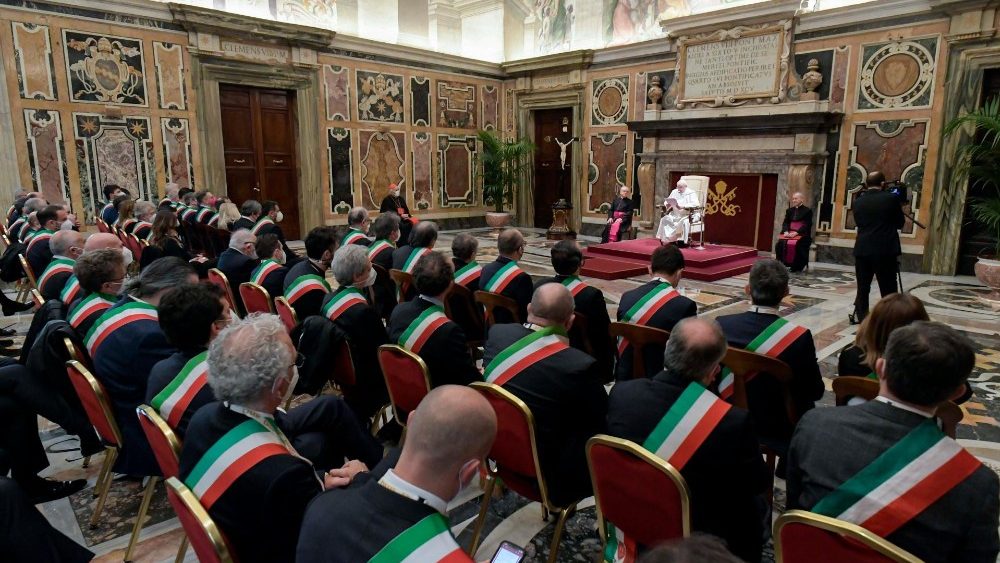 El Papa, a los alcaldes italianos