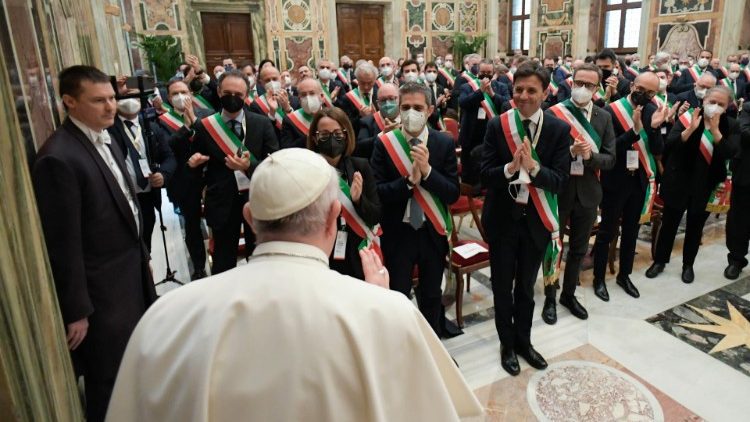 इटली की नगरपालिकाओं के राष्ट्रीय संघ के सदस्यों से (महापौरों) से मुलाकात करते संत पापा फ्रांँसिस
