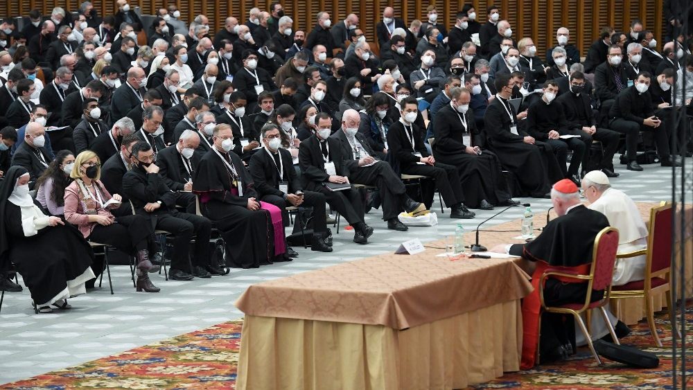 Svätý Otec s účastníkmi sympózia „K fundamentálnej teológii kňazstva“ (17. feb. 2022)