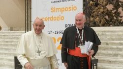 Le Pape François et le cardinal Marc Ouellet à l'ouverture du Symposium sur le sacerdoce, jeudi 17 février 2022