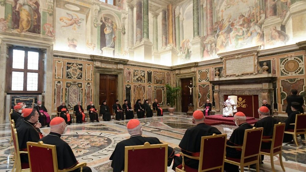 Pápež František s účastníkmi plenárneho zasadnutia Kongregácie pre východné cirkvi (18. feb. 2022)