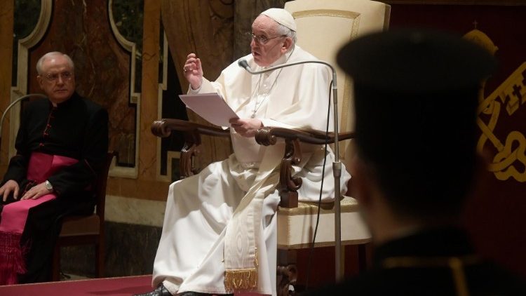 A pápa beszédet intéz a résztvevőkhöz
