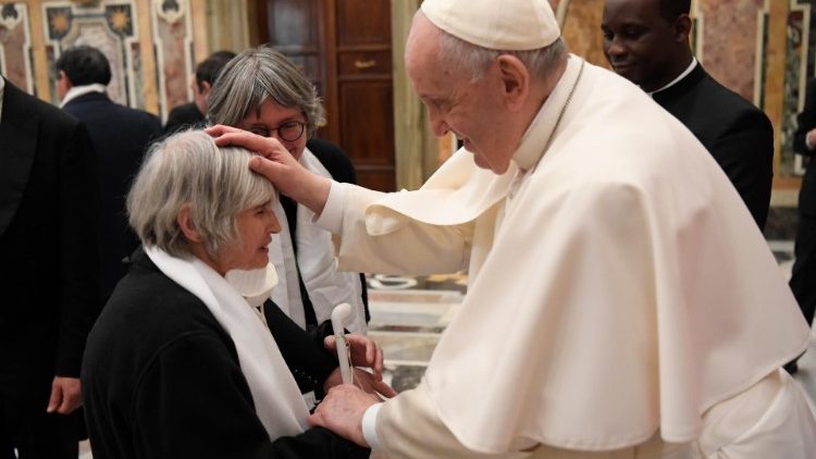 Saludos personales del Papa a los miembros ciegos o con deficiencias visuales franceses recibidos en audiencia