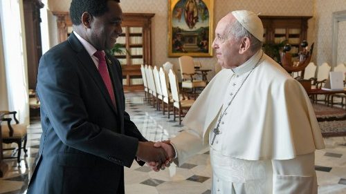 Sambias Präsident Hakainde Hichilema (links) und Papst Franziskus