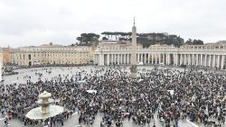 Fidèles et pèlerins rassemblés place saint-Pierre de Rome, lors de l'angélus du 20 février 2022. 
