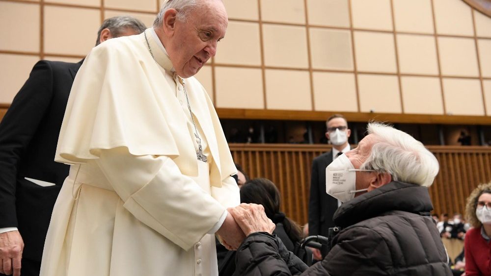 Francisco saluda y bendice a los ancianos participantes en una de sus catequesis sobre la vejez. (Vatican Media)