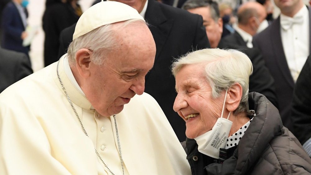 Francisco saluda y bendice a los ancianos participantes en una de sus catequesis sobre la vejez. (Vatican Media)