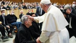 Ferenc pápa megáldja P. Tommaso Campagnuolo OMI (Oblati di Maria Immacolata) atyát, aki 95 évesen 70 éves papi jubileumát ünnepli