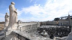 Vista angular de la Plaza de San Pedro, Vaticano.