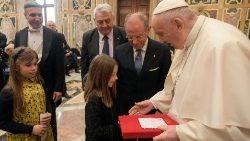 Franziskus erhält ein Geschenk von einem Mädchen bei der Audienz mit der italienischen Liga zur Bekämpfung von Tumoren 