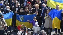 Fiéis e peregrinos com a bandeira da Ucrânia na Praça São Pedro no Angelus deste domingo, 06.03.22 (Vatican Media)