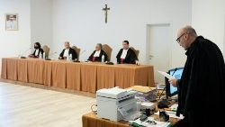 Il processo nell'Aula dei Musei Vaticani per i presunti illeciti compiuti con i fondi della Santa Sede