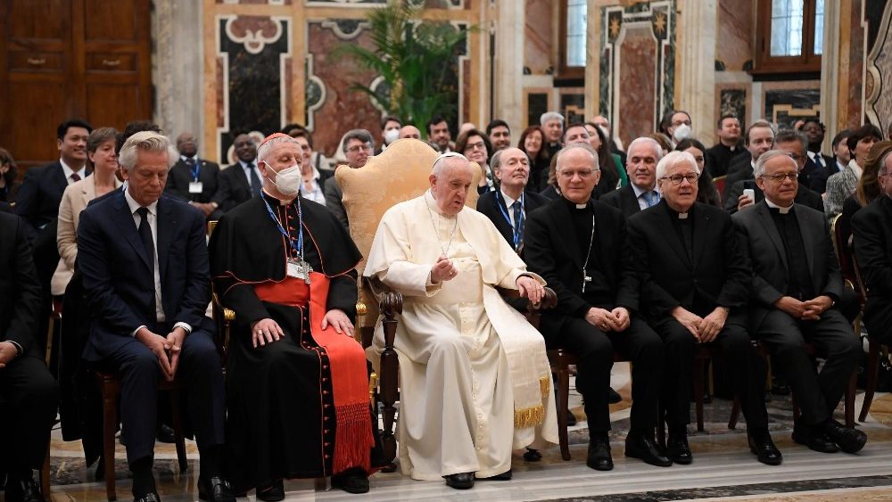 Pápež František s účastníkmi stretnutia organizovaného Pápežskou nadáciou Gravissimum Educationis (18. mar. 2022)