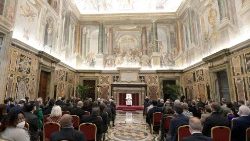 En salle Clémentine, le Pape François reçoit les participants à la rencontre promue par la fondation Gravissimum Educationis 