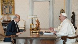 În vizită la papa Francisc, în 21 martie 2022, Michel Aoun, președintele Republicii Libaneze.