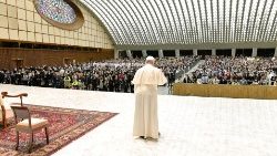 Papa Francisco saúda fiéis presentes na Sala Paulo VI antes da Audiência Geral