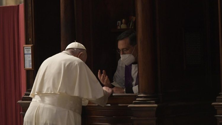 Il Papa si confessa durante le &quot;24 ore per il Signore&quot; (foto d'archivio)