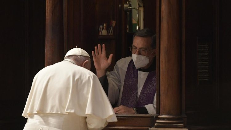 Il Papa si confessa durante la celebrazione penitenziale a San Pietro