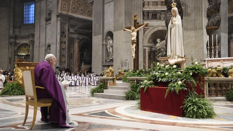 Etter botsfeiringen leste pave Frans innvielsesakten foran en statue av Vår Frue av Fátima