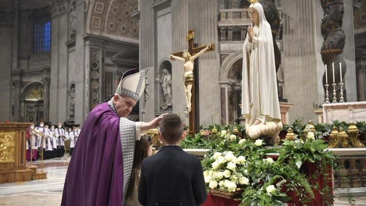 Il Papa ai piedi della Madonna, insieme a due bambini