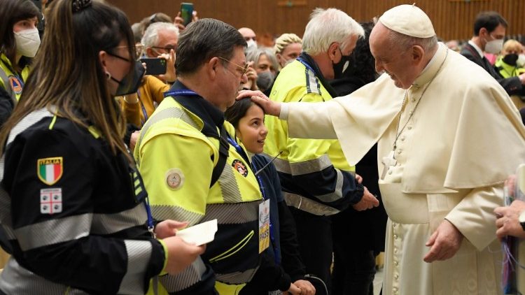 Ferenc pápa fogadta az Olasz Rádió Adóvevő Szövetség képviselőit a vatikáni VI. Pál teremben