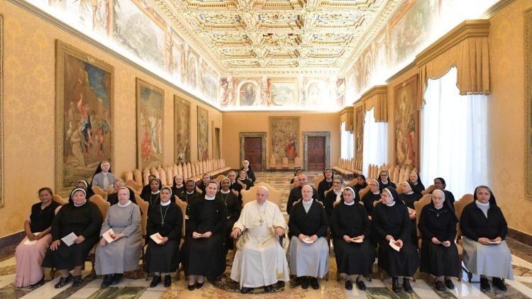 Ferenc pápa a gianelliánus nővérekkel