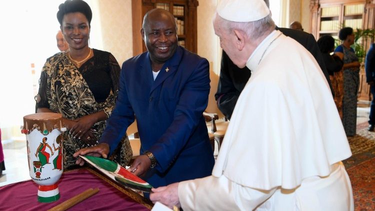 Exchange of gifts of Pope Francis and the President of the Republic of Burundi, Évariste Ndayishimiye