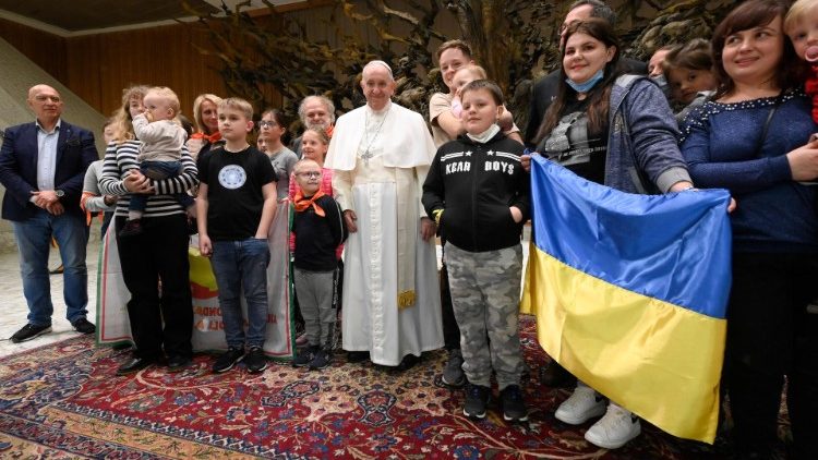 教皇フランシスコとウクライナの子どもたち　2022年3月30日　バチカン・パウロ6世ホール