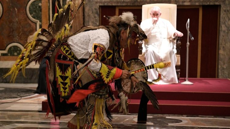 A pápa kanadai őslakos közösségeket fogadott a Vatikánban
