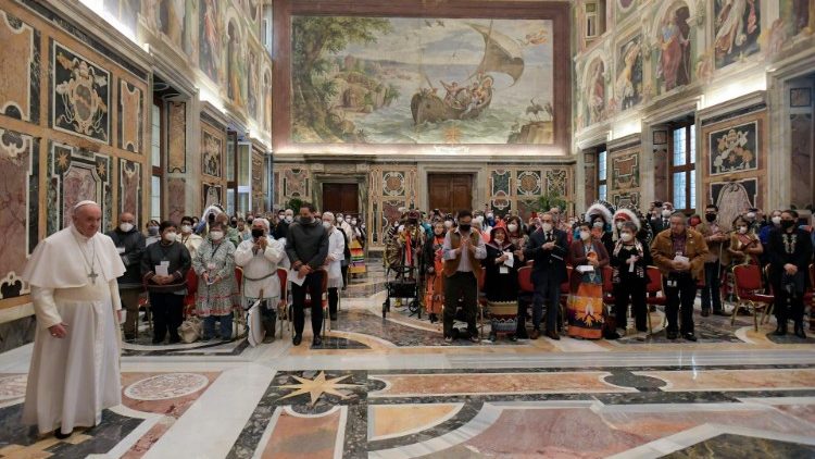 教皇フランシスコとカナダの先住民の使節団との出会い　2022年4月1日  バチカン宮殿