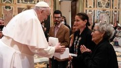 Treffen des Papstes mit Delegationen der indigenen Völker Kanadas im Vatikan, am 1. April 2022.